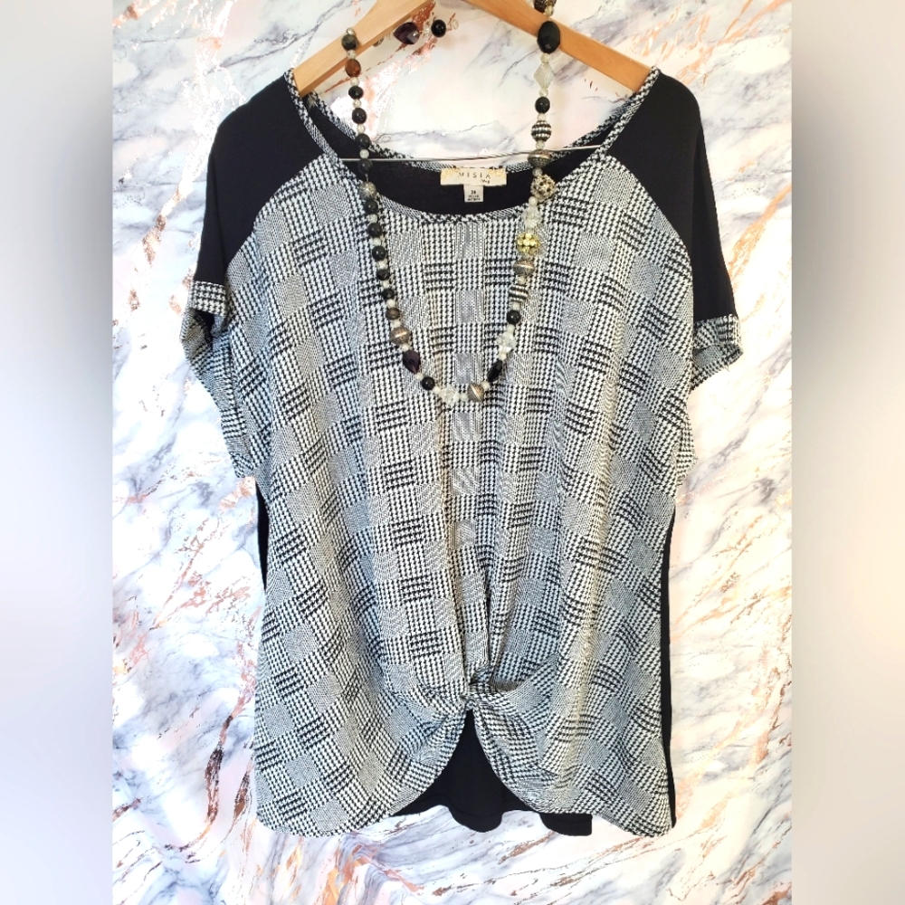 Women's Misia Curvy shirt black & white size 3x. ACCESSORIES NOT INCLUDED